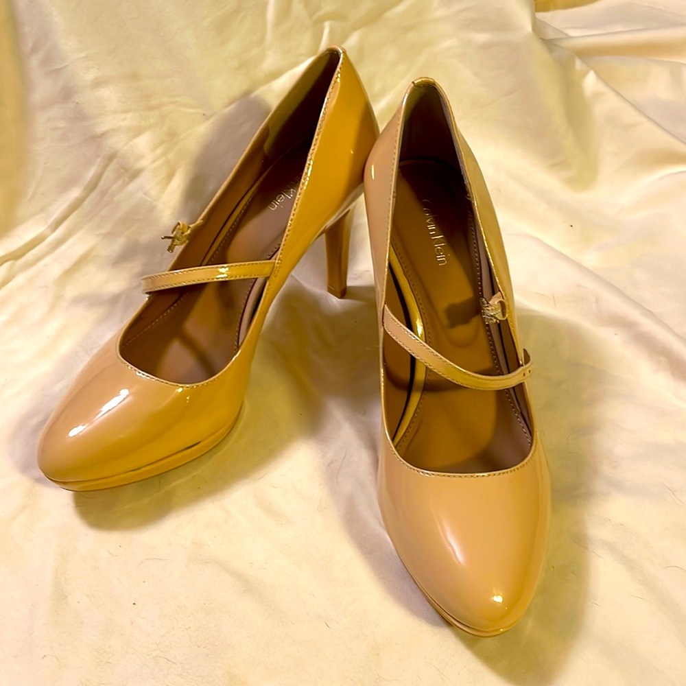 Calvin Klein platform pump 4” size 9 taupe patent leather. Never worn.